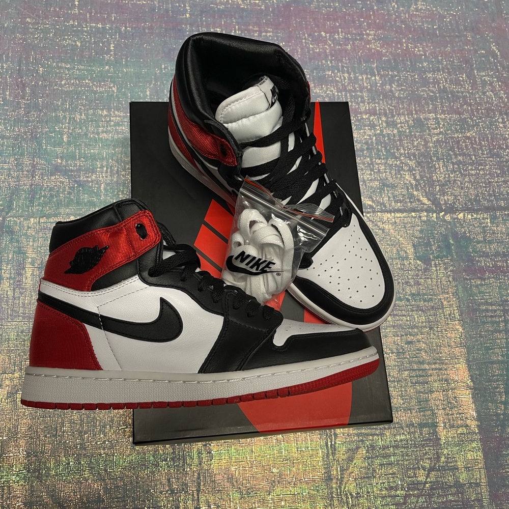 ⭐️⭐️LIKE NEW WOMENS NIKE AIR JORDAN 1 SATIN BLACK TOE⭐️⭐️